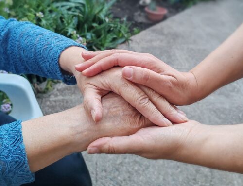 FOSIS y AIEP lanzan curso gratuito para cinco mil personas cuidadoras de adultos mayores