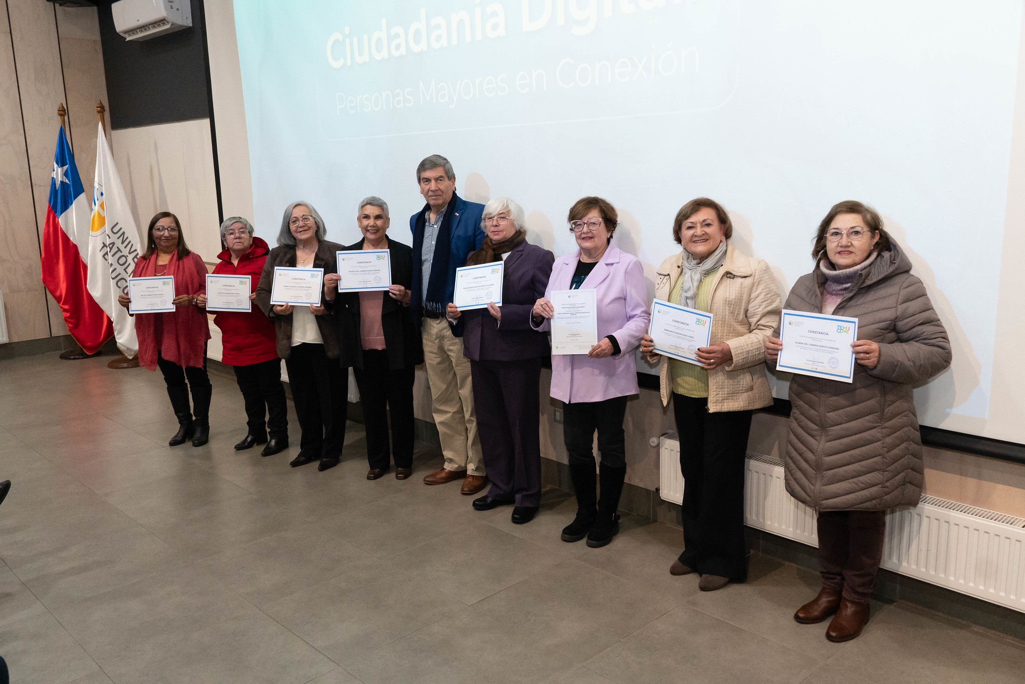 Personas mayores fortalecen su autonomía digital tras proceso formativo impulsado por la UCT y la Municipalidad de Temuco