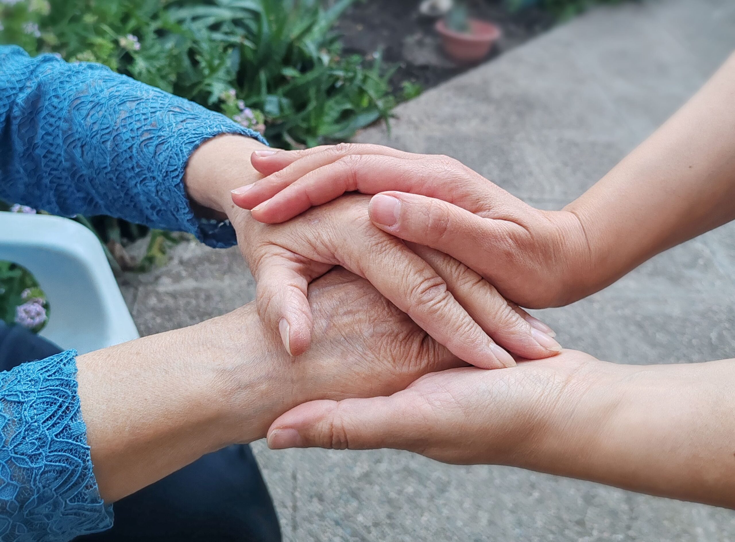 FOSIS y AIEP lanzan curso gratuito para cinco mil personas cuidadoras de adultos mayores