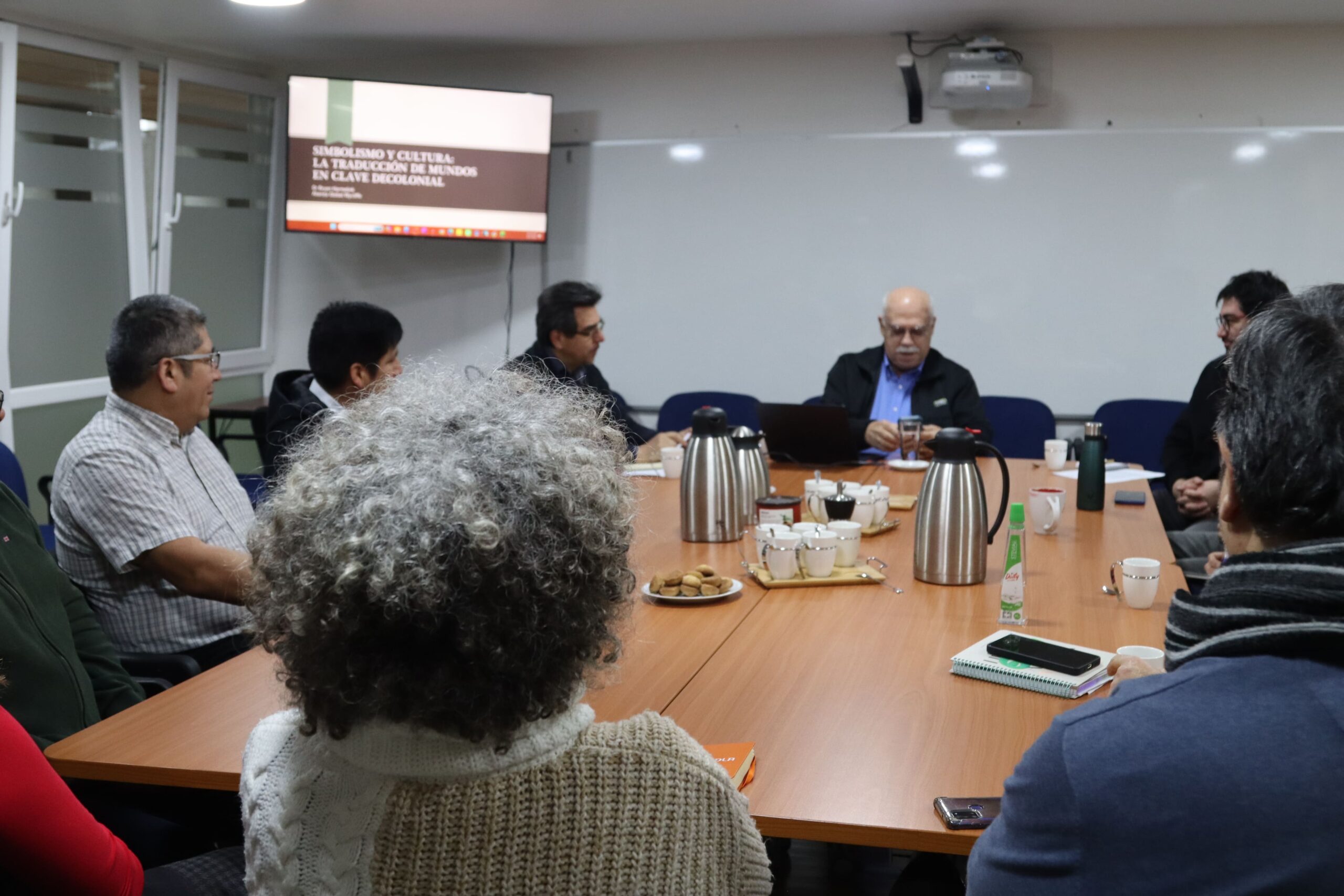 Traducir culturas más allá de las palabras: experto internacional compartió en la UCT la experiencia de traducir el Nuevo Testamento al mapuzungun